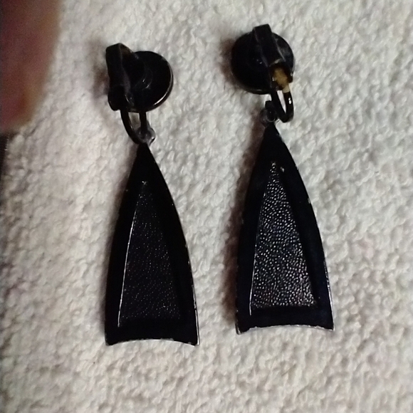 White black clip dangle earrings - Picture 3 of 3